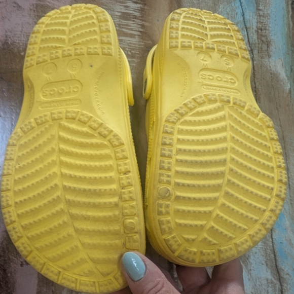 CROCS Yellow Sandals with Ventilation and Heel Strap - Picture 3 of 3